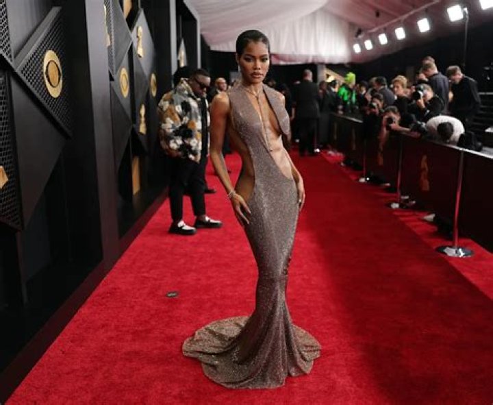 Teyana Taylor Flaunts Insane Abs In Crop Top At VMAs — See Her Wild Outfit