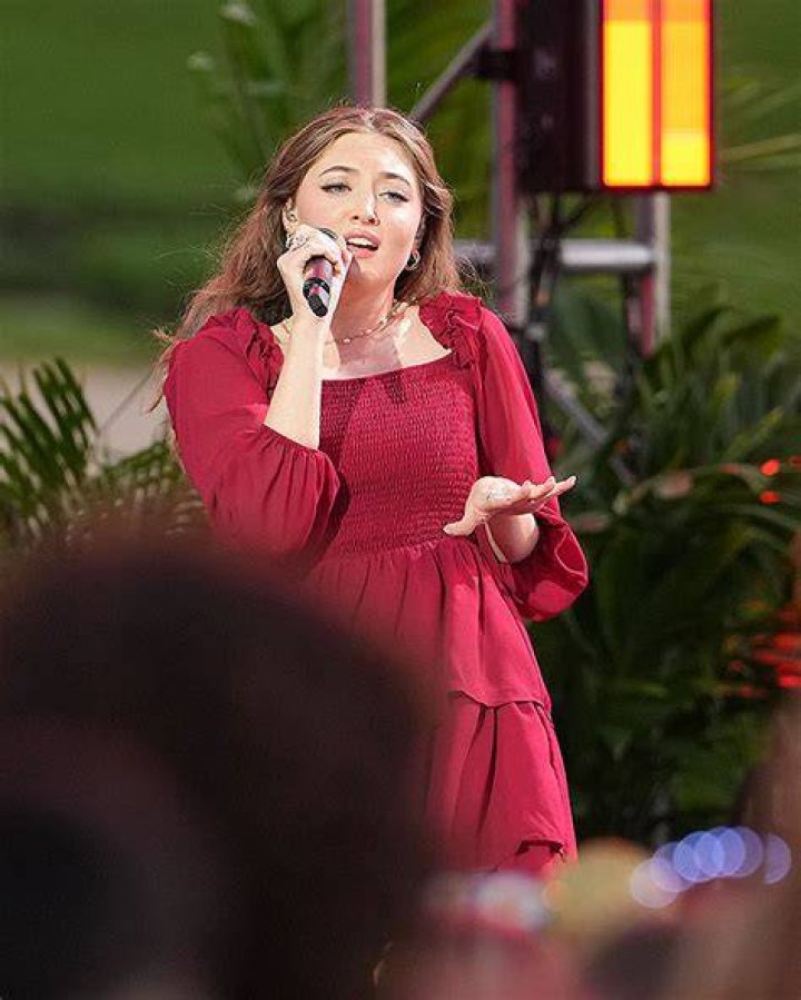 The Top 26 Begin Their Performances In Hawaii – Hollywood Life