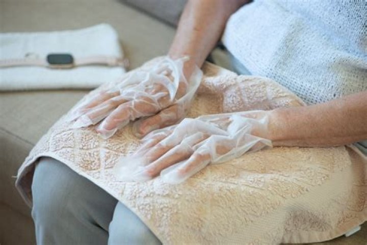 The Top Moisturizing Hand Gloves in 2023 – Reviews by Hollywood Life – Hollywood Life