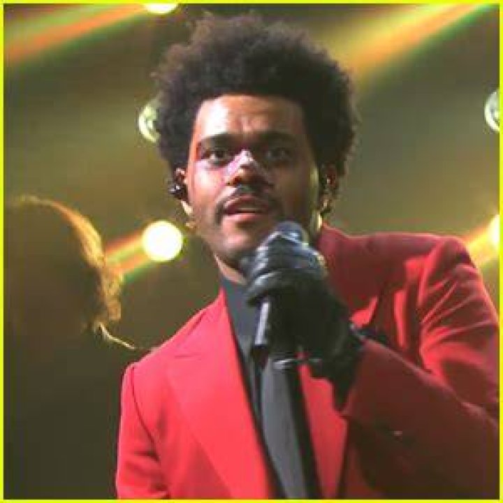 The Weeknd Performs ‘Blinding Lights’ & ‘Scared To Live Again’ – Hollywood Life