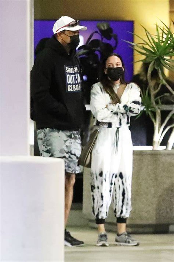Tiger Woods & Girlfriend Erica Herman In Matching Travel Outfits: Pic – Hollywood Life