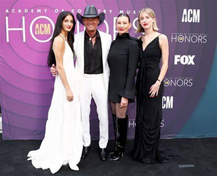Tim McGraw & Faith Hill’s Daughters Maggie & Audrey Attend ACM Honors – Hollywood Life