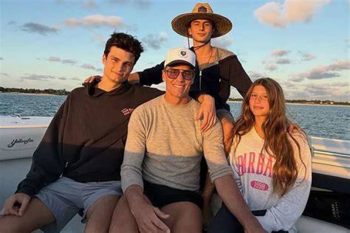 Tom Brady & His Kids Vacation On A Yacht In Europe: Video – Hollywood Life