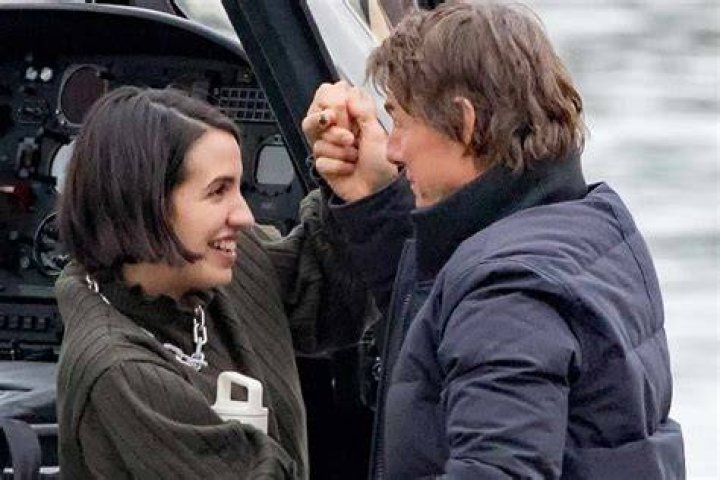 Tom Cruise Boards Helicopter In London: Photos – Hollywood Life