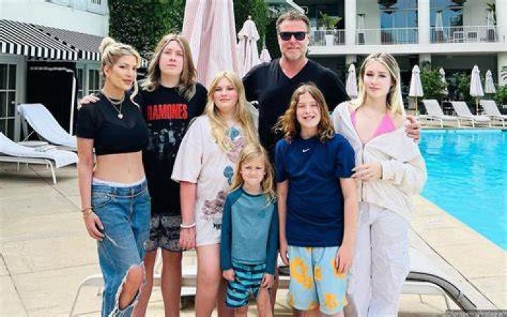 Tori Spelling In Bikini At Pool With Kids After Photoshop Accusations – Hollywood Life