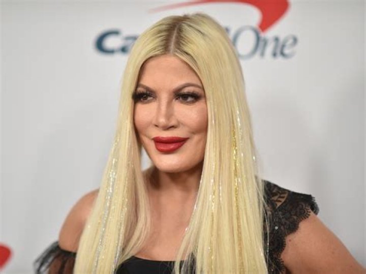 Tori Spelling Shares Breast Implant Removal Journey: Video – Hollywood Life
