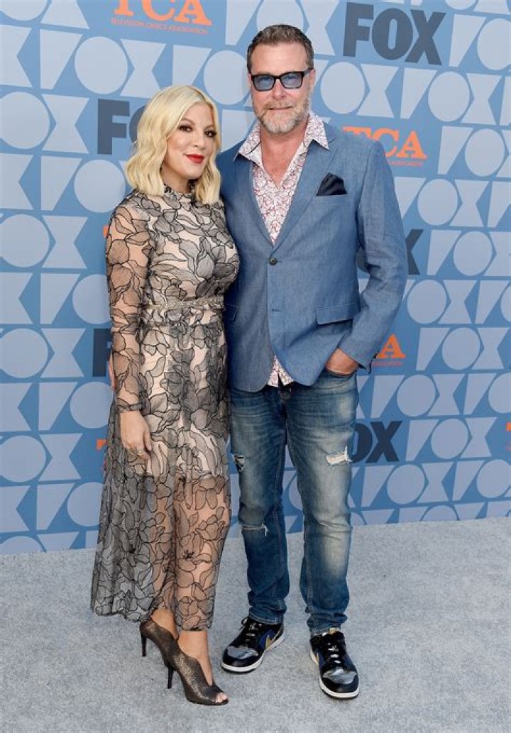 Tori Spelling Spends Father’s Day With Lance Bass, Not Dean McDermott – Hollywood Life