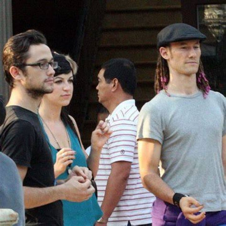 TRAGIC! Joseph Gordon-Levitt's Brother, Dan, Died Suddenly At 36 – Hollywood Life