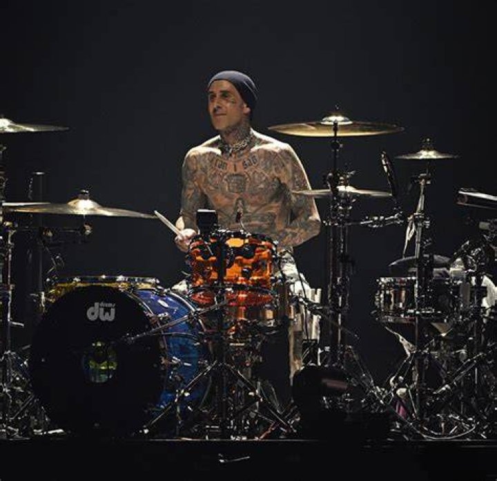 Travis Barker Reveals Bloody Hand Injury After Blink-182 Concert – Hollywood Life