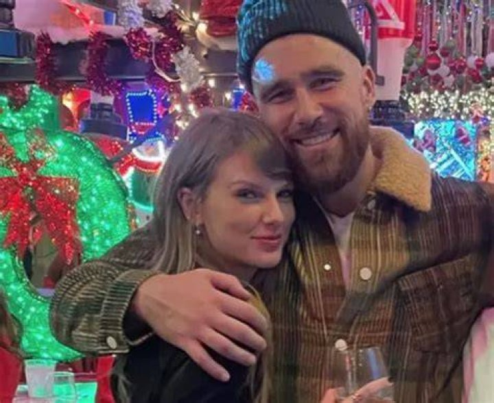 Travis Kelce Reveals Christmas Gift He Got From Taylor Swift’s Brother – Hollywood Life