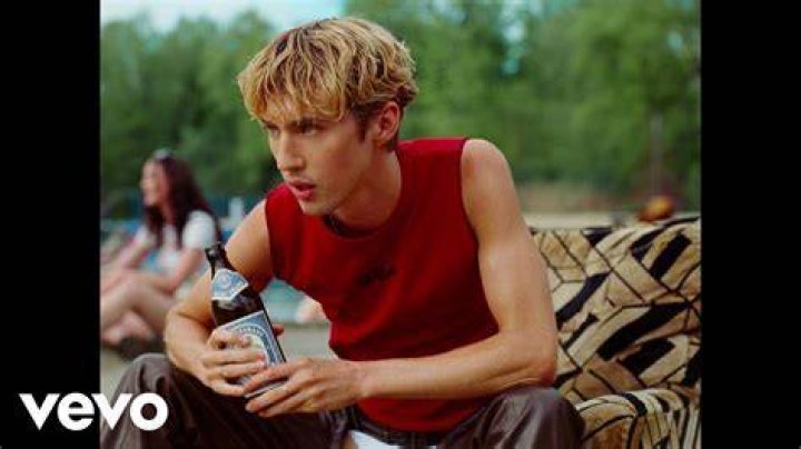 Troye Sivan – Hollywood Life