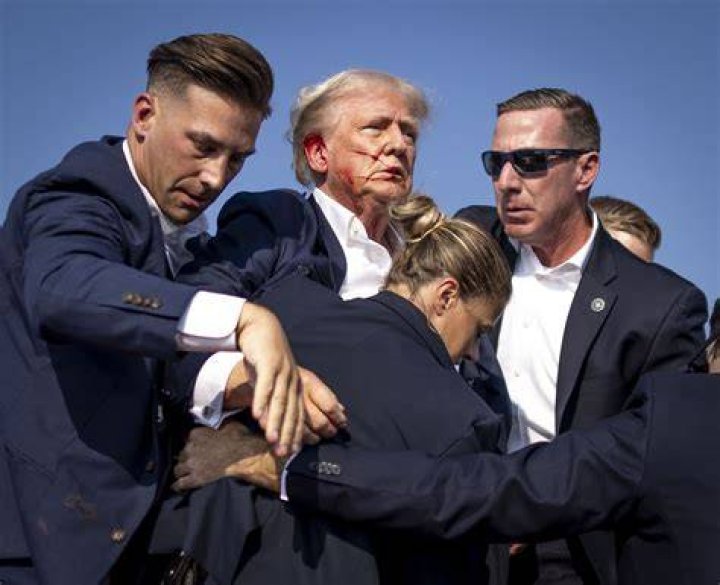Trumps Accused Of Photoshopping Xmas Card As People Claim They Used Old Pic Of Donald