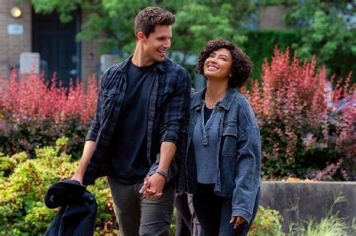 ‘Upload’s Robbie Amell On Nora & Nathan, Season 1 Ending & More – Hollywood Life