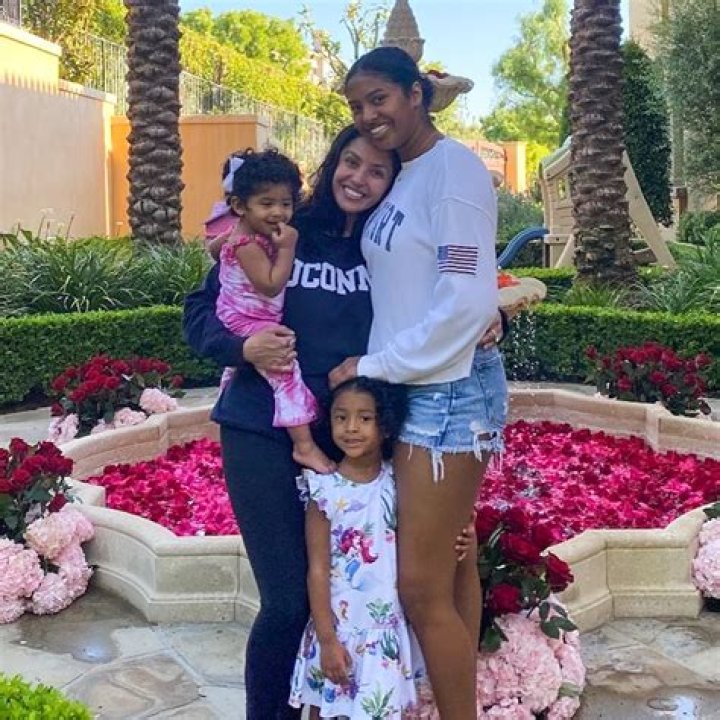 Vanessa Bryant & Kobe’s Family Take A Vacation Photo Together – Hollywood Life