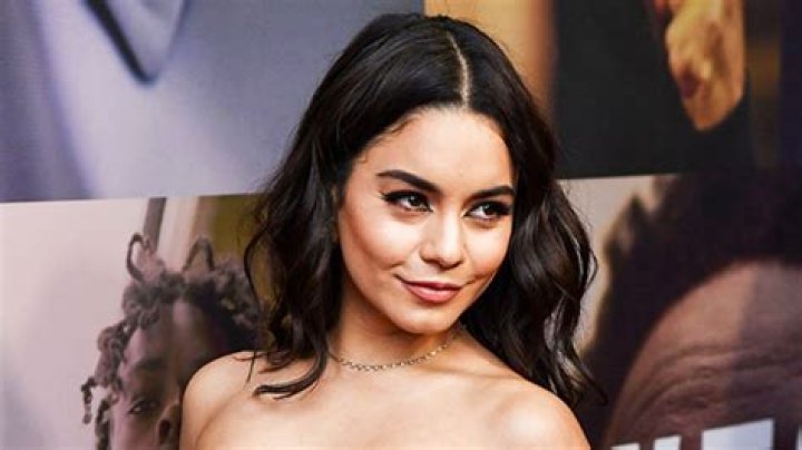 Vanessa Hudgens’ Natural Curly Hair During Coronavirus Quarantine: Pic – Hollywood Life