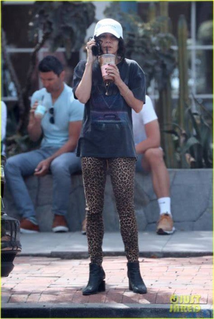 Vanessa Hudgens Slays In Crop Top & Leggings: Plus — 13 More Celebs Who’ve Rocked The Look