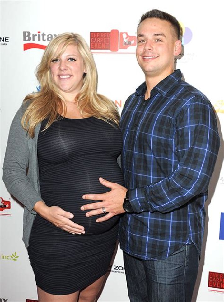 Vicki Gunvalson’s Daughter Reveals Baby Bump During ‘Keto Pregnancy’ – Hollywood Life