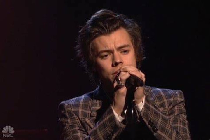 [VIDEO] Harry Styles’ Performance On ‘SNL’ — Watch Him Sing ‘Sign Of The Times’ – Hollywood Life