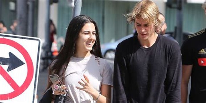 [VIDEO] Justin Bieber Kisses Selena Gomez Look-Alike In ‘Mistletoe’ – PICS – Hollywood Life