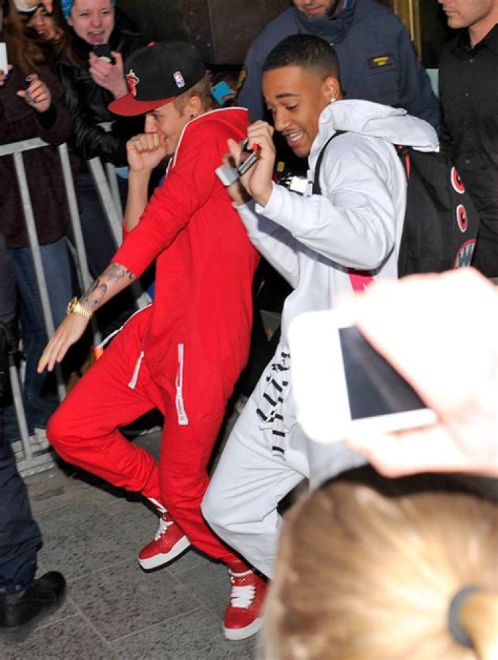 [VIDEO] Justin Bieber Urinating Uh-Oh — JB Tweets After Peeing Incident – Hollywood Life