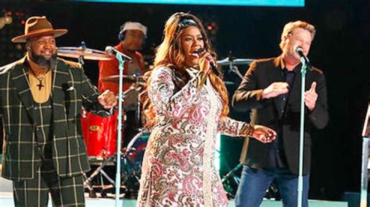 Wendy Moten Trips & Falls During Live Show – Hollywood Life