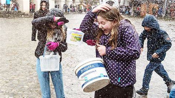 What Is Dyngus Day? 5 Things About The Polish Holiday After Easter – Hollywood Life