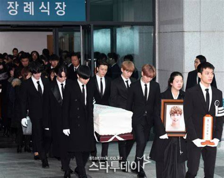 When Is Jonghyun’s Funeral? Details About SHINee Star’s Burial & More – Hollywood Life