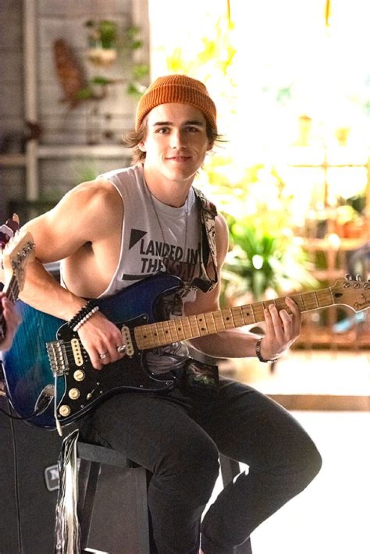 Who Is Charlie Gillespie? About The ‘Julie & The Phantoms’ Star – Hollywood Life