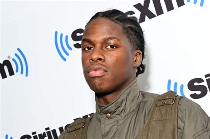 Who Is Daniel Caesar? 5 Things To Know About Singer – Hollywood Life