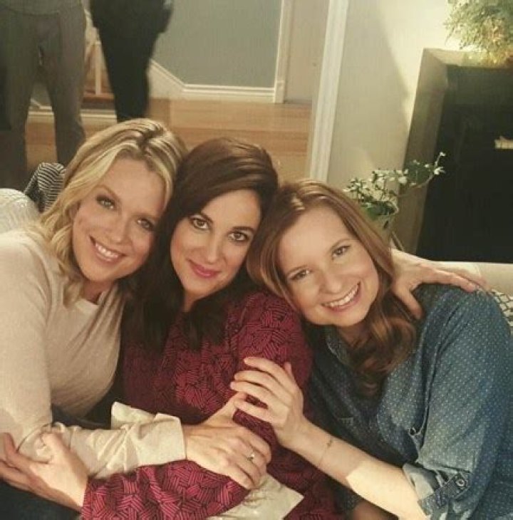 Who Is Jessica St. Clair? What You Need To Know About The ‘Playing House’ Star – Hollywood Life