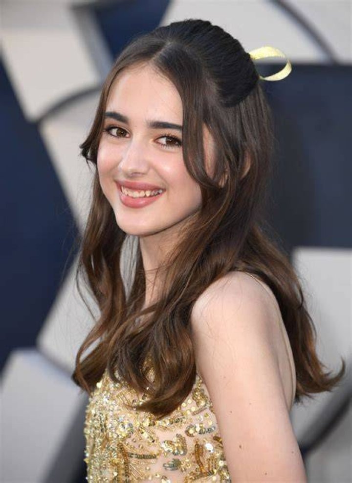 Who Is Julia Butters? 5 Things On Actress In ‘The Gray Man’ – Hollywood Life