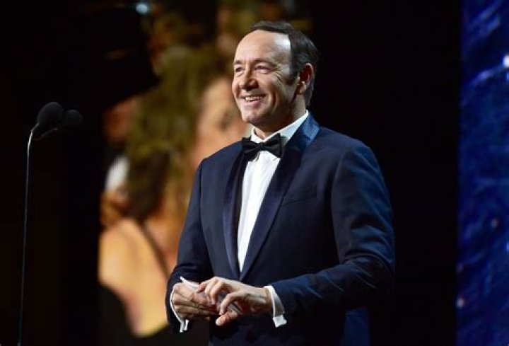 Who Is Kevin Spacey’s Emmys Date? Brings Hot Guy & Twitter Bugs Out – Hollywood Life