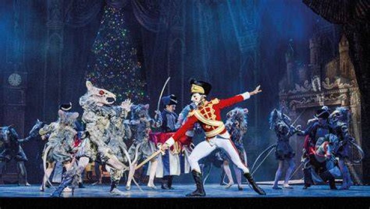 Who Is Mackenzie Foy? 5 Things On The Live-Action Nutcracker Actress – Hollywood Life