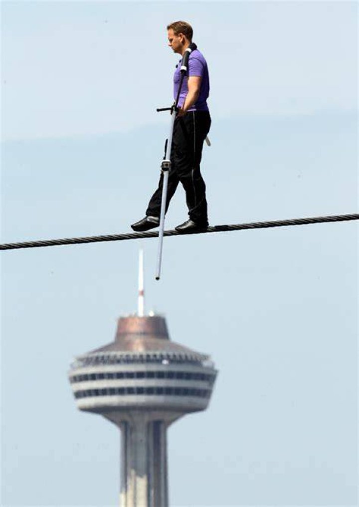 Who Is Nik Wallenda? 5 Facts About Famed Tightrope Walker & Aerialist – Hollywood Life