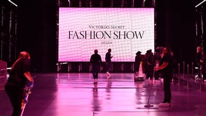 Who Is Performing At The Victoria’s Secret Fashion Show 2018? – Hollywood Life