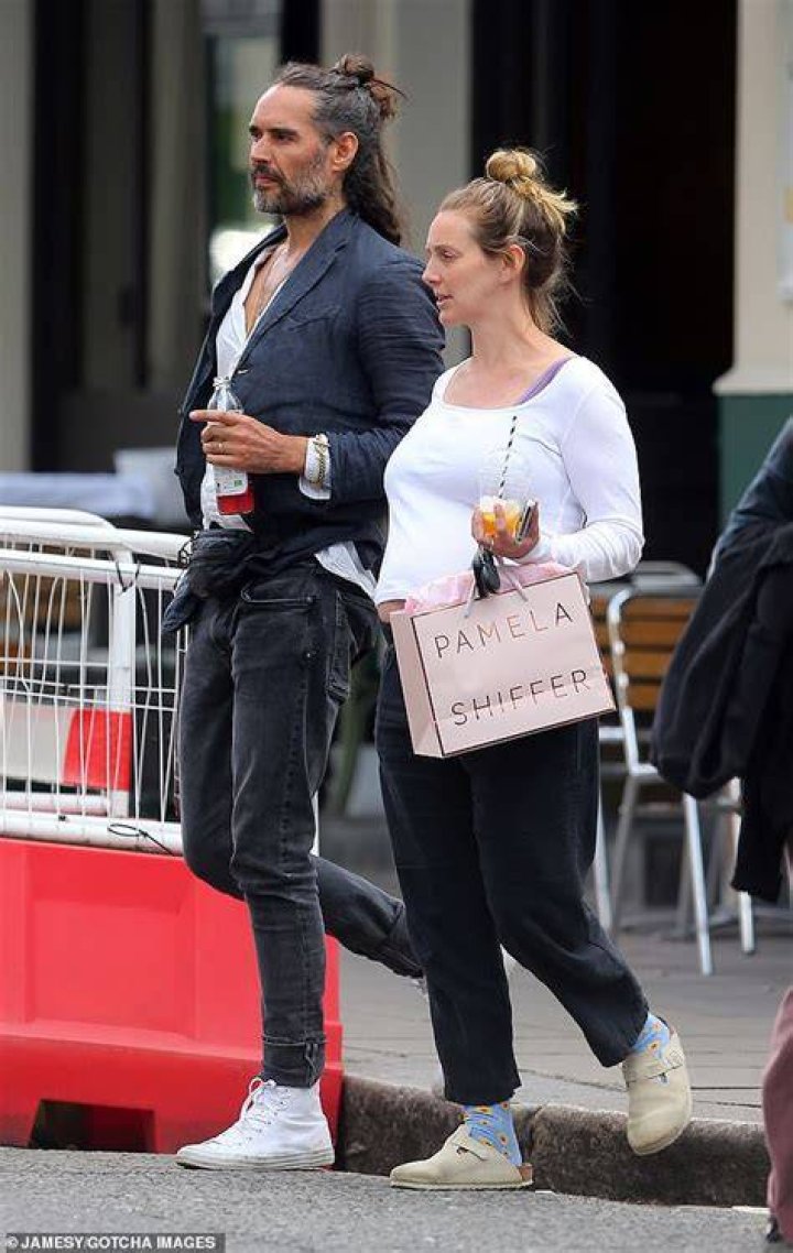 Who Is Russell Brand’s Wife Lauren Gallacher? Inside Their Marriage – Hollywood Life