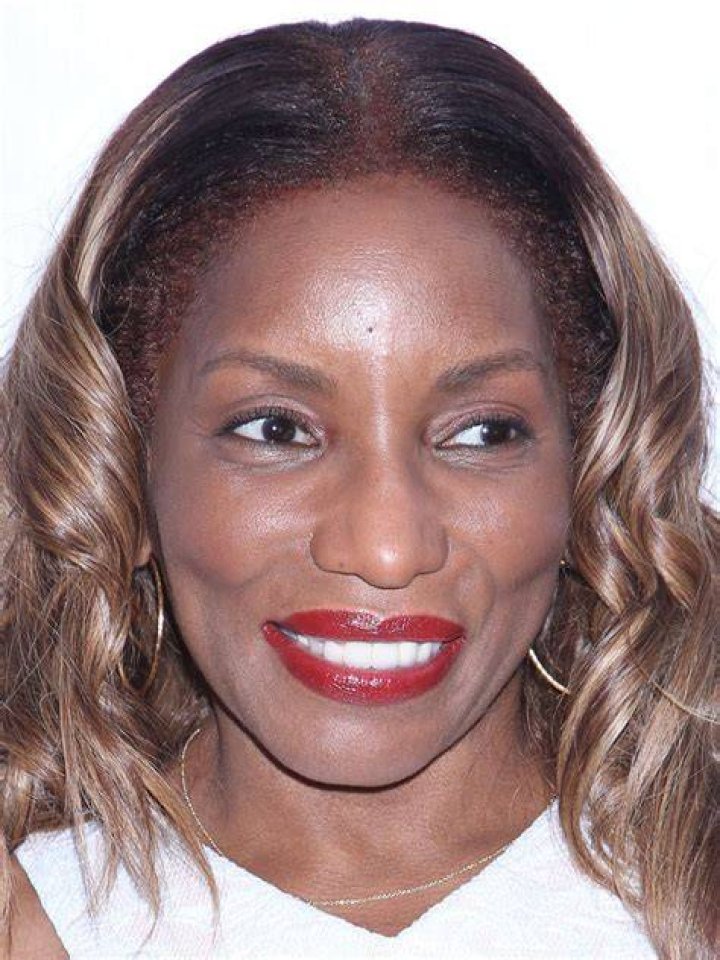 Who Is Stephanie Mills? 5 Facts About Singer Who Slammed Nicole Curran – Hollywood Life