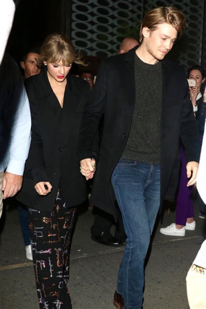 Why Taylor Swift & Joe Alwyn Split: Report – Hollywood Life