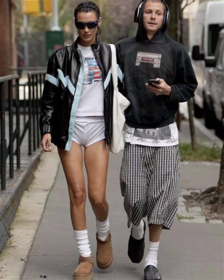 WomenSpreading: Bella Thorne, Bella Hadid & More Start Powerful Pose Trend On Instagram
