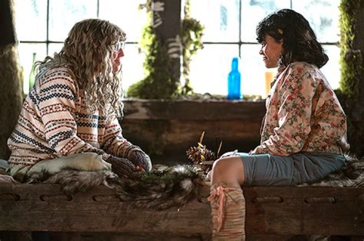 ‘Yellowjackets’ Star On Crystal & Misty’s New Friendship (Exclusive) – Hollywood Life