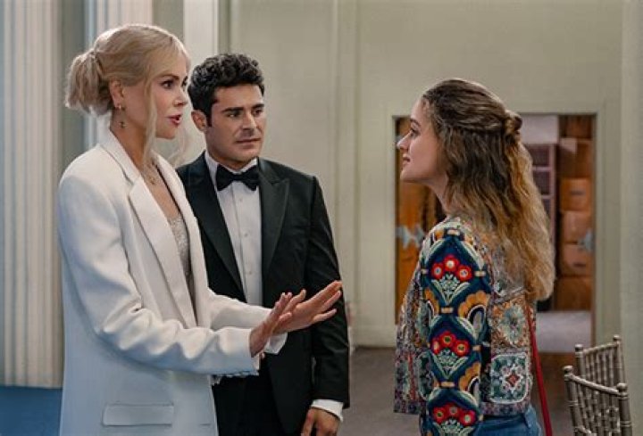 Zac Efron & Nicole Kidman Kiss In 1st Look At ‘A Family Affair’ – Hollywood Life