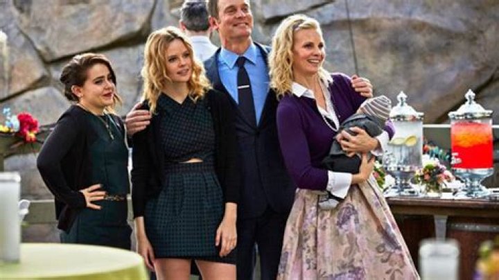 Zeek Dead, Sarah & Hank Get Married — Series Finale Recap – Hollywood Life