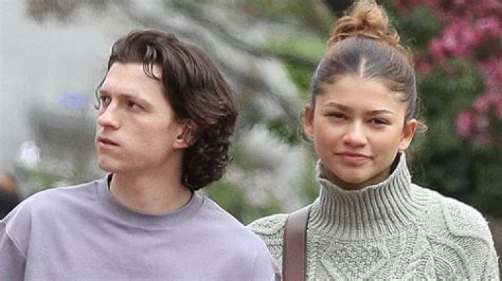 Zendaya Sweetly Kisses BF Tom Holland During Venice Trip: Photo – Hollywood Life