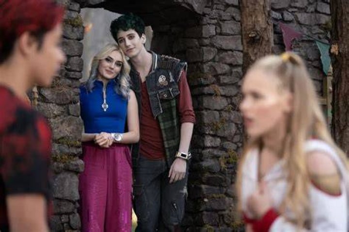 ‘Zombies 2’s Milo Manheim & Meg Donnelly On Singing ‘Someday’ Again – Hollywood Life